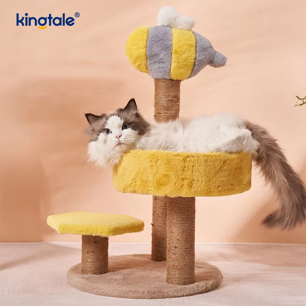 Krabpaal met bed voor kleine kittens binnenshuis