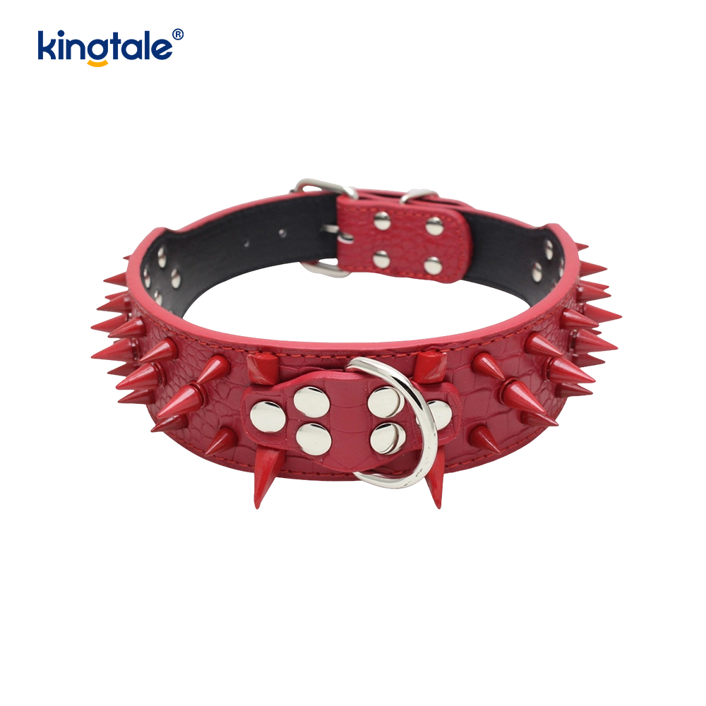 Scherpe hondenhalsband met puntige studs. Stijlvolle leren halsbanden