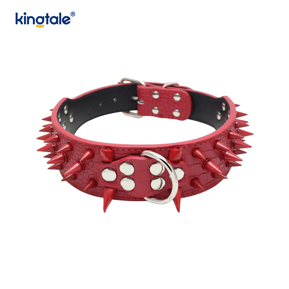 Scherpe hondenhalsband met puntige studs. Stijlvolle leren halsbanden