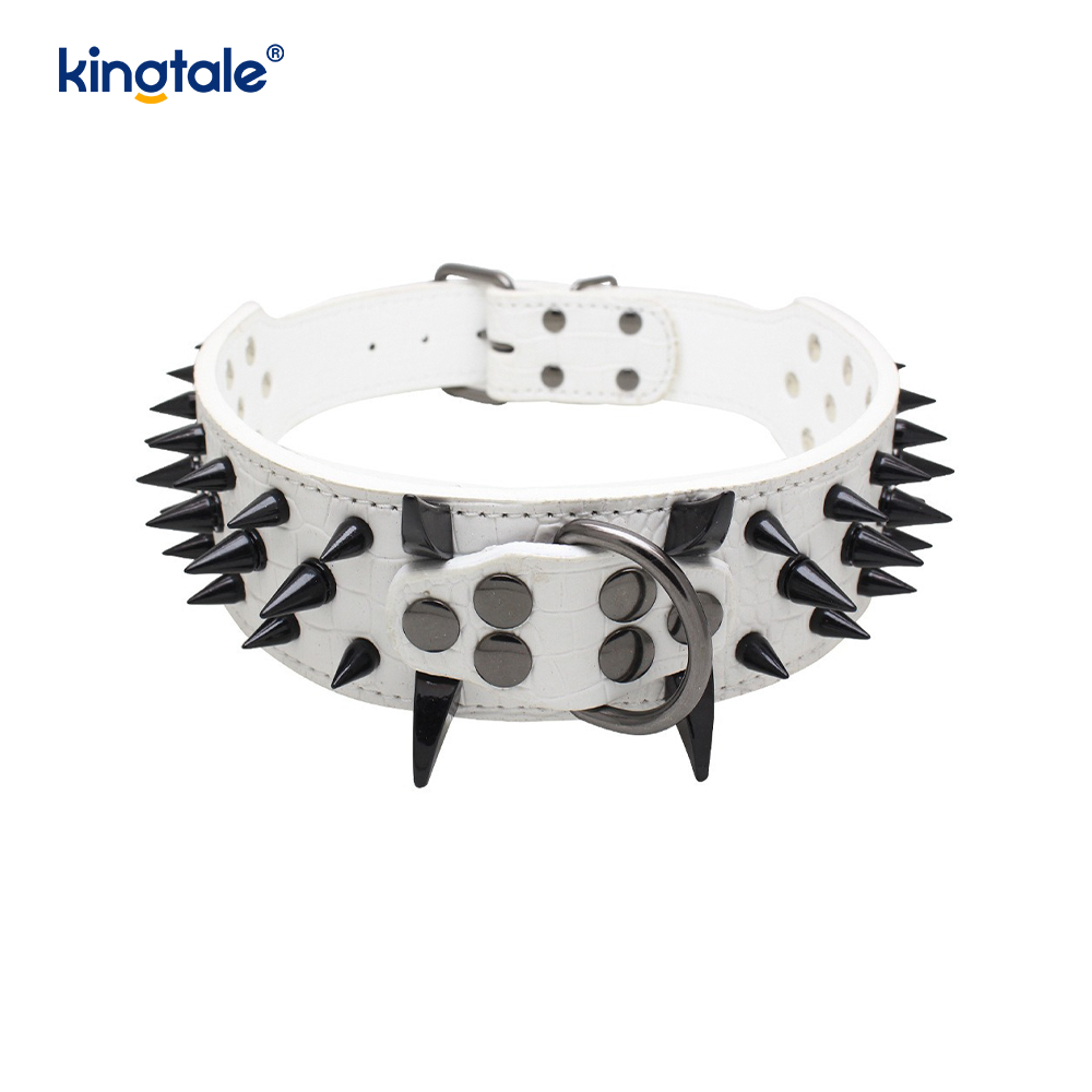 Scherpe hondenhalsband met puntige studs. Stijlvolle leren halsbanden