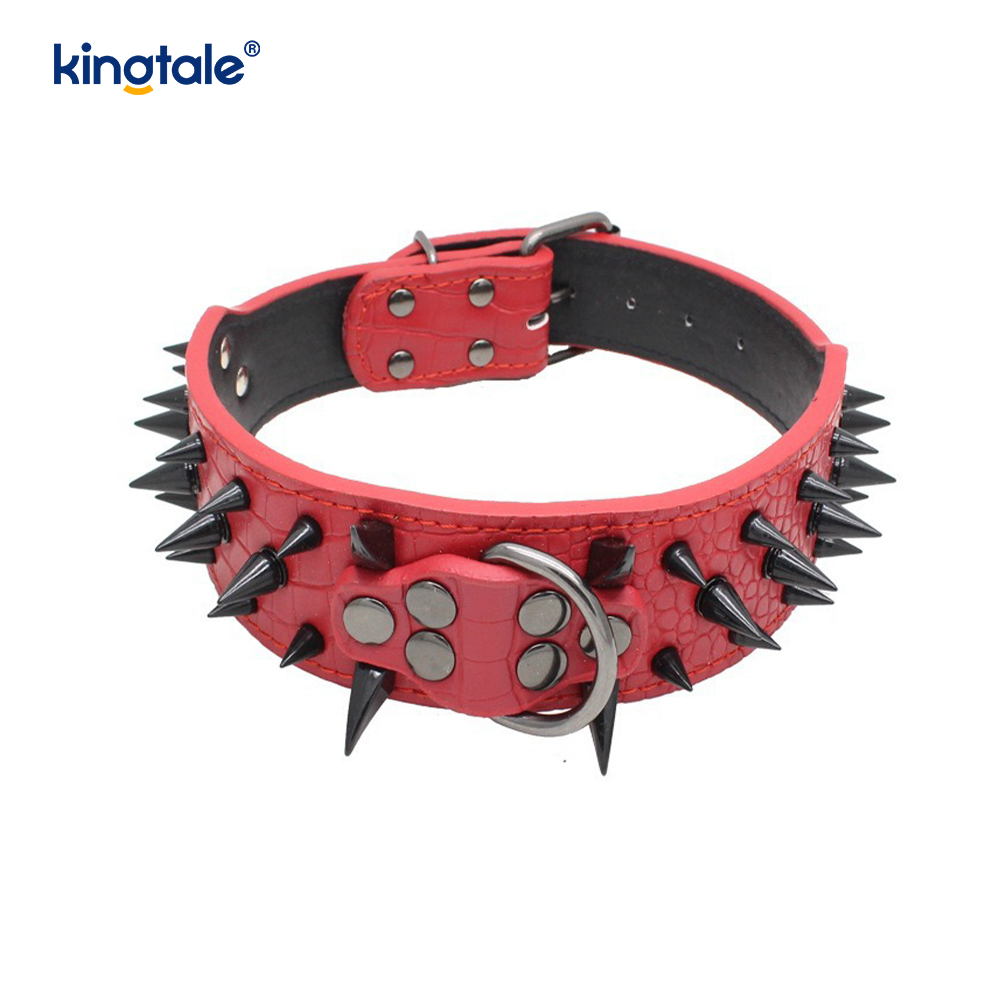 Scherpe hondenhalsband met puntige studs. Stijlvolle leren halsbanden