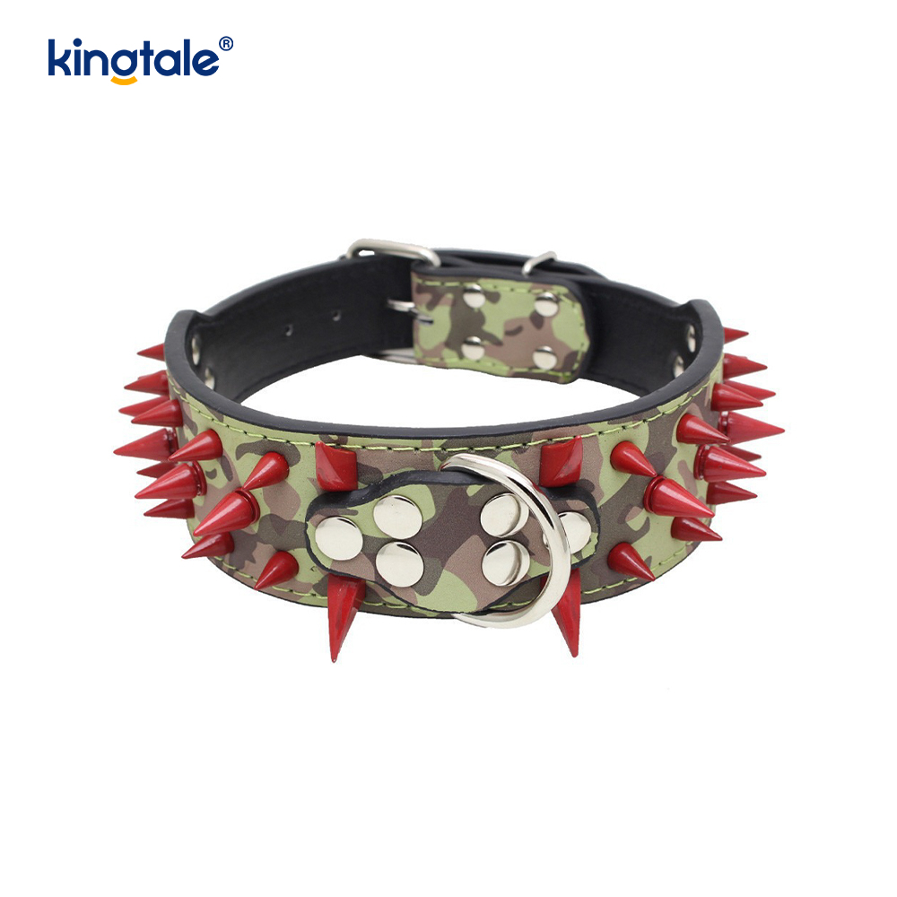Scherpe hondenhalsband met puntige studs. Stijlvolle leren halsbanden