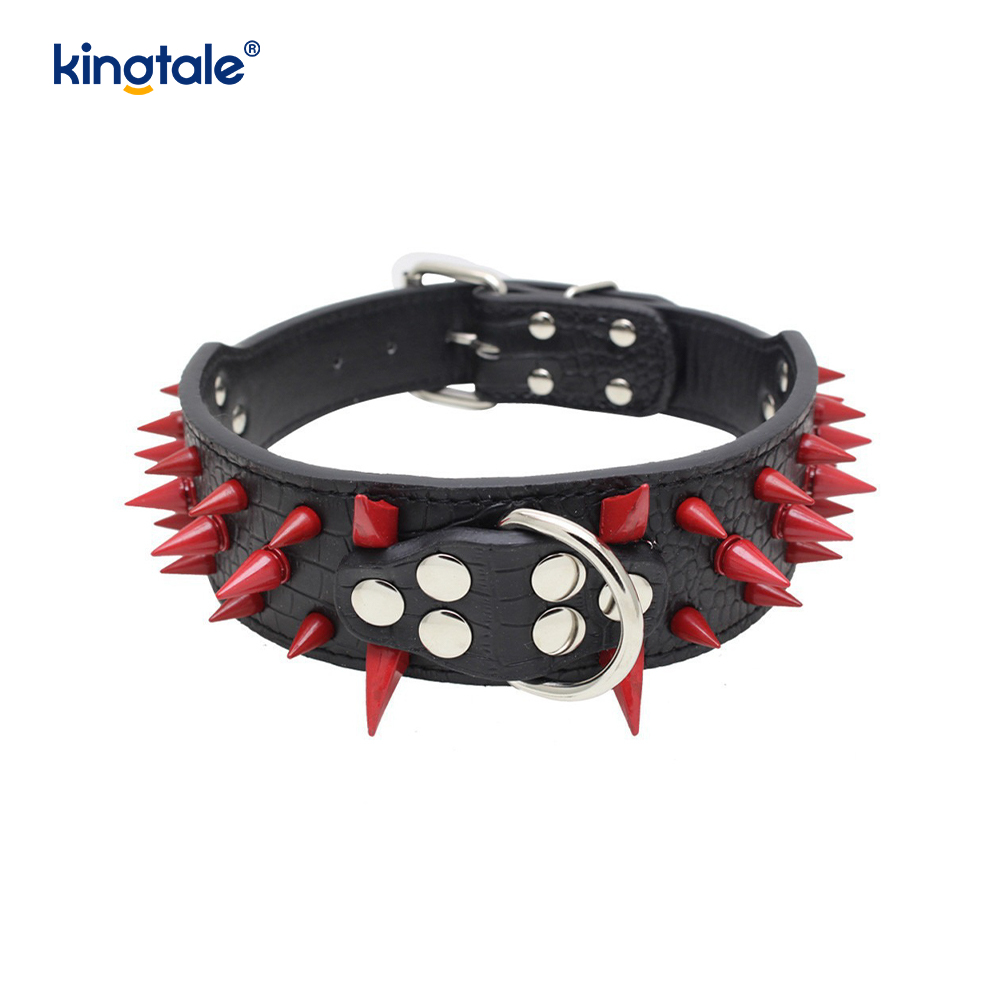 Scherpe hondenhalsband met puntige studs. Stijlvolle leren halsbanden