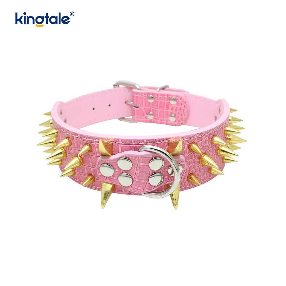Scherpe hondenhalsband met puntige studs. Stijlvolle leren halsbanden
