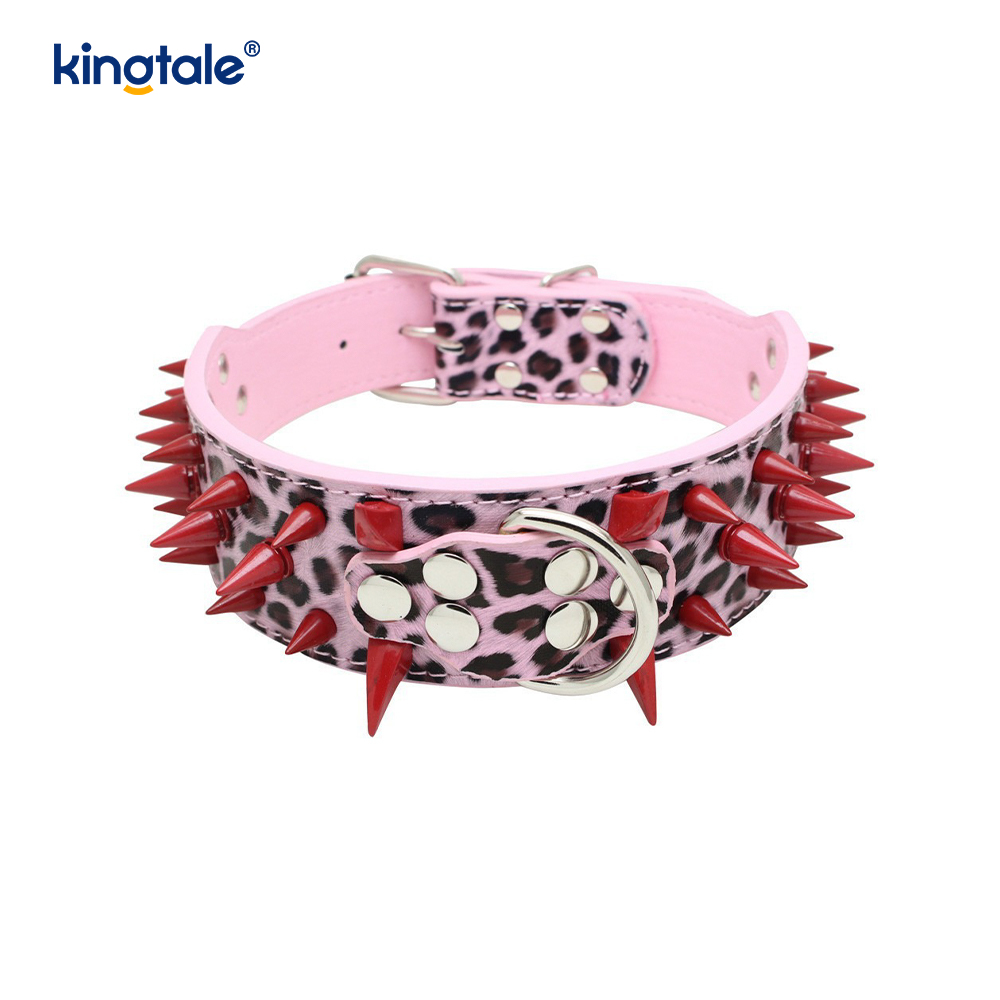 Scherpe hondenhalsband met puntige studs. Stijlvolle leren halsbanden