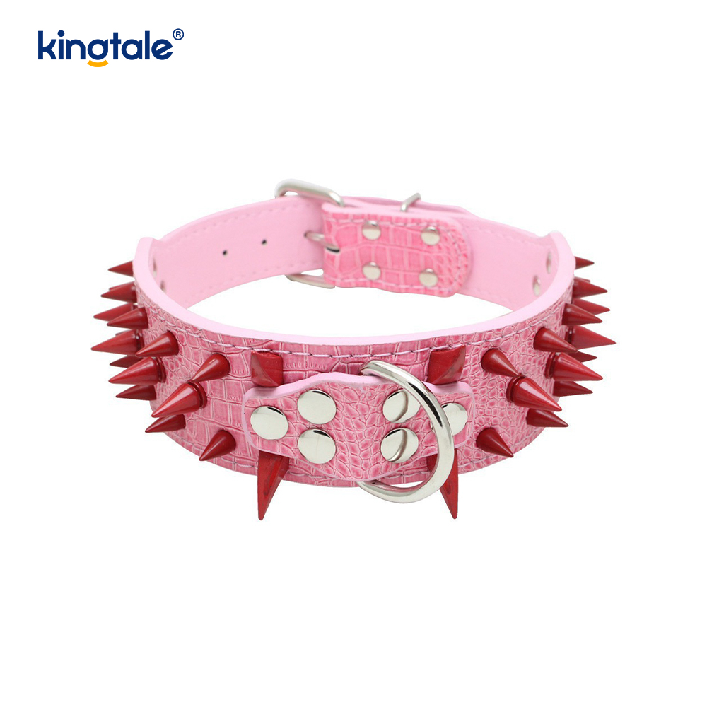Scherpe hondenhalsband met puntige studs. Stijlvolle leren halsbanden