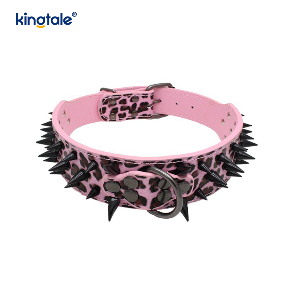 Scherpe hondenhalsband met puntige studs. Stijlvolle leren halsbanden