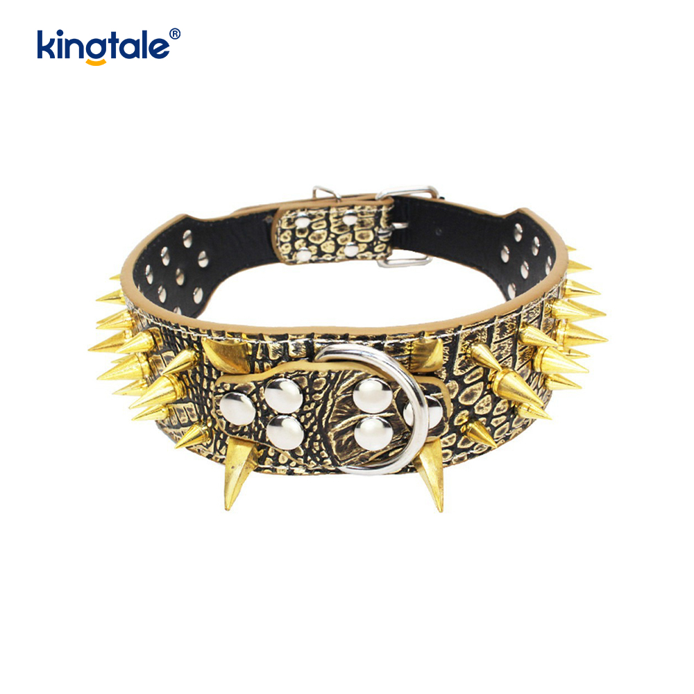 Scherpe hondenhalsband met puntige studs. Stijlvolle leren halsbanden