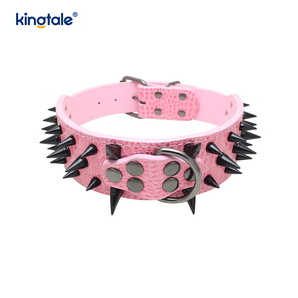 Scherpe hondenhalsband met puntige studs. Stijlvolle leren halsbanden