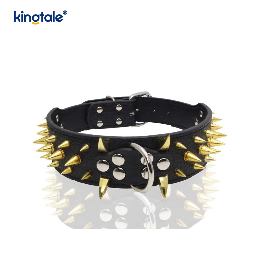 Scherpe hondenhalsband met puntige studs. Stijlvolle leren halsbanden
