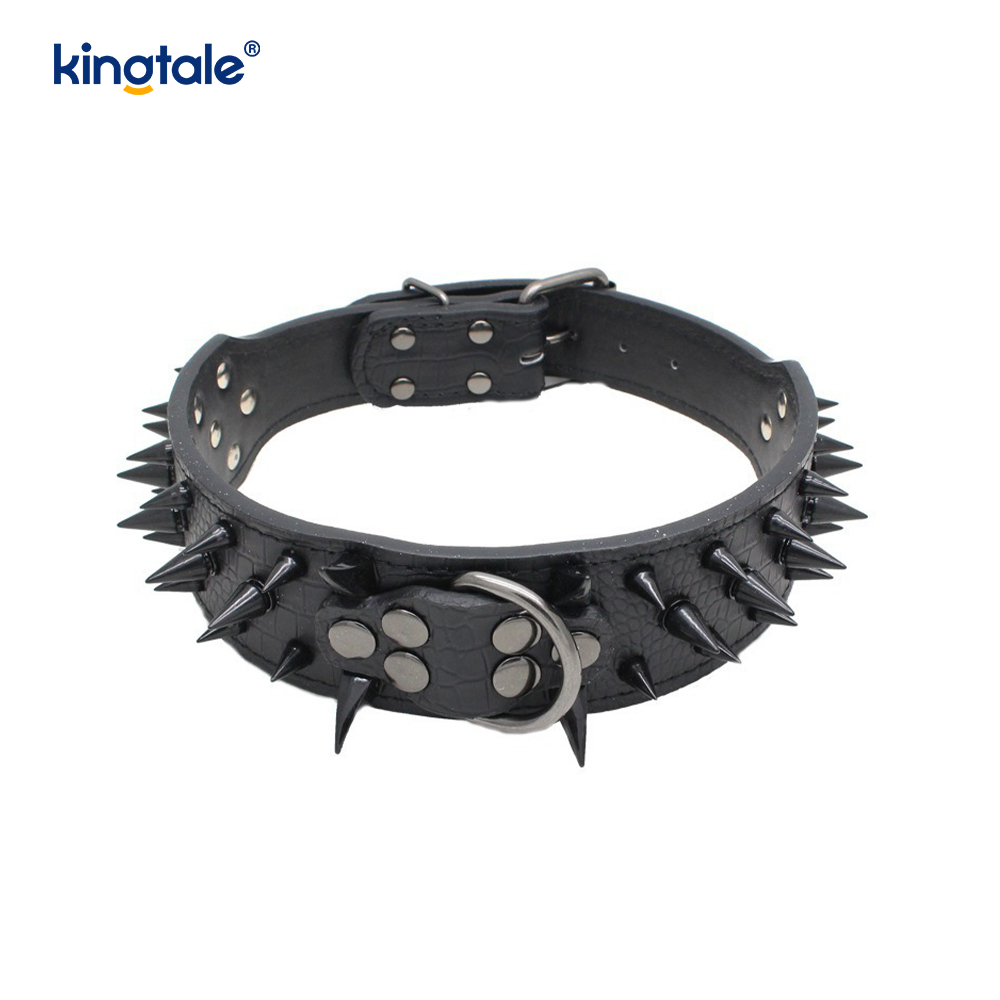 Scherpe hondenhalsband met puntige studs. Stijlvolle leren halsbanden