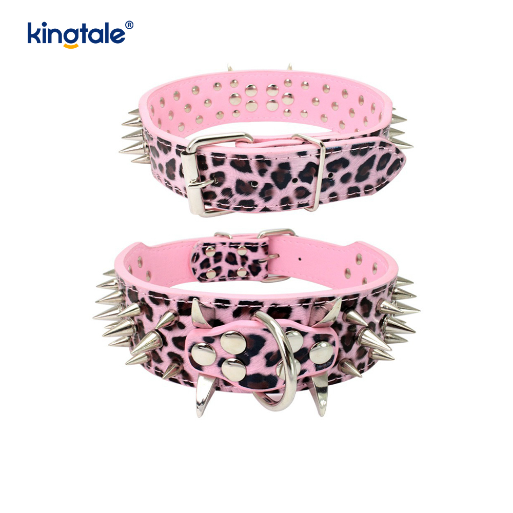 Scherpe hondenhalsband met puntige studs. Stijlvolle leren halsbanden