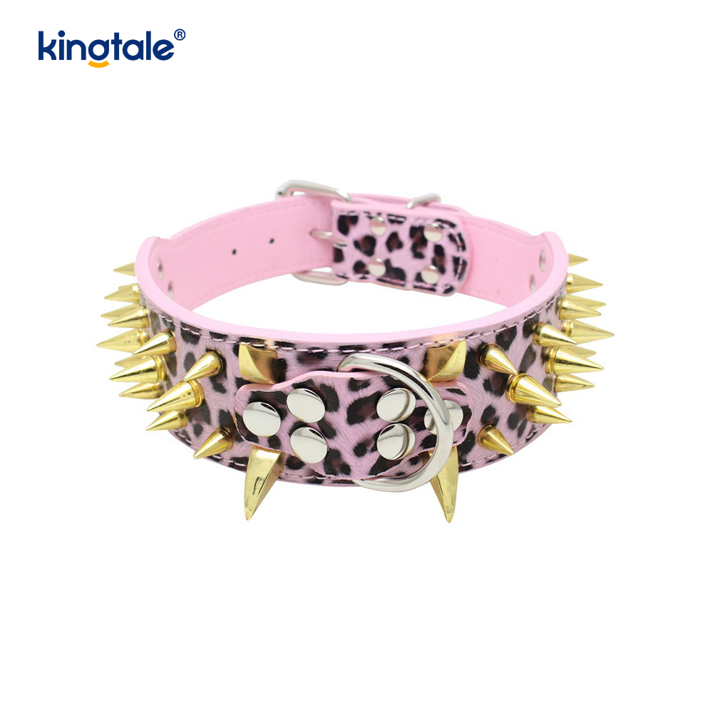 Scherpe hondenhalsband met puntige studs. Stijlvolle leren halsbanden
