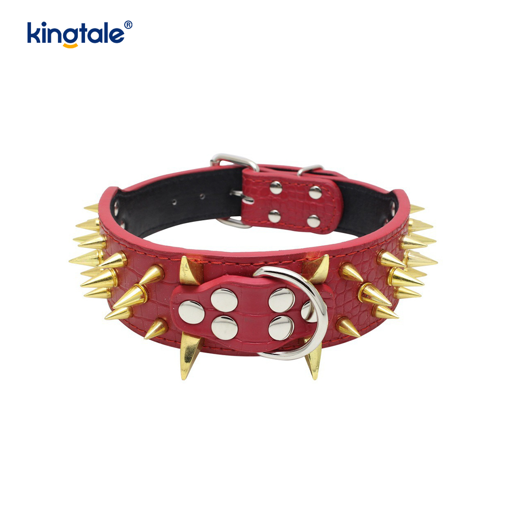 Scherpe hondenhalsband met puntige studs. Stijlvolle leren halsbanden